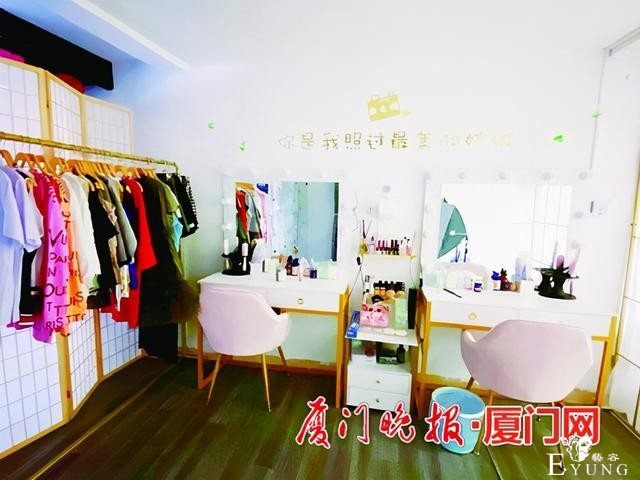 搞怪的、仙气的、童话的……换装自拍馆成为厦门年轻女性新去处-2.jpg