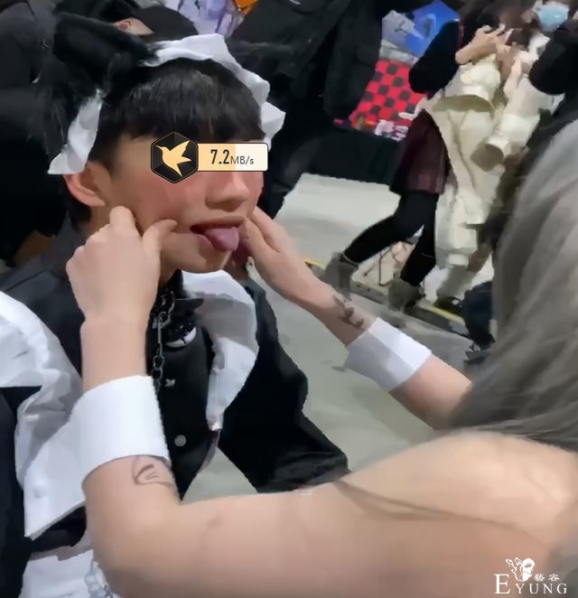 新年漫展又有瓜，衷心奉劝某些coser，拍照摆姿势时带脑子-1.jpg