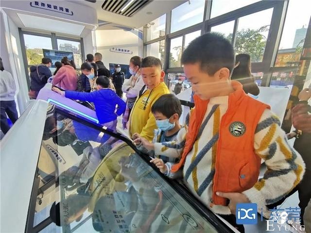 高科技体验和便民服务两不误！东莞首个街面多功能警务工作站亮相-5.jpg