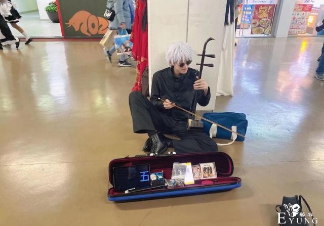 上海漫展神COS盘点：五条悟拉二胡，旧剑金闪闪蹬自行车-2.jpg