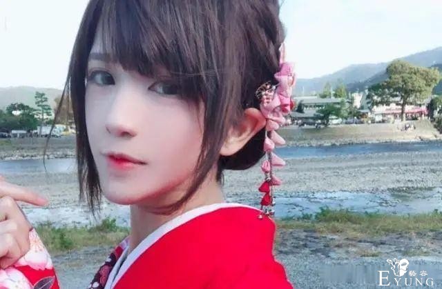 16岁高中生爱上“男扮女装”，变装后比女生还美，男生：心动了-1.jpg