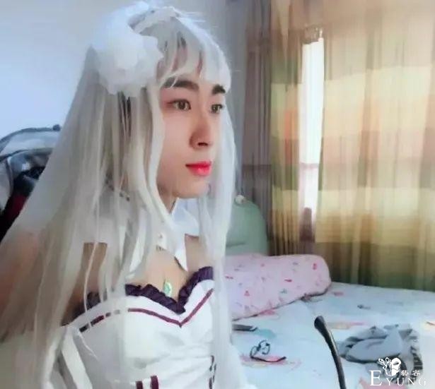 16岁高中生爱上“男扮女装”，变装后比女生还美，男生：心动了-5.jpg