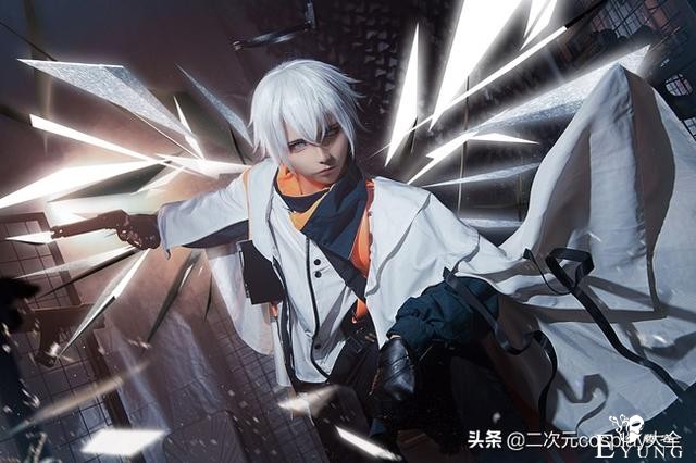 二次元神颜，《明日方舟》送葬人cos，凌厉线条真的太帅了-2.jpg