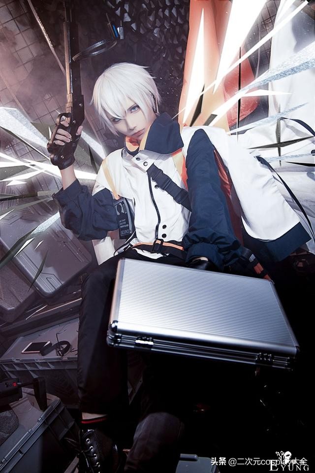 二次元神颜，《明日方舟》送葬人cos，凌厉线条真的太帅了-1.jpg