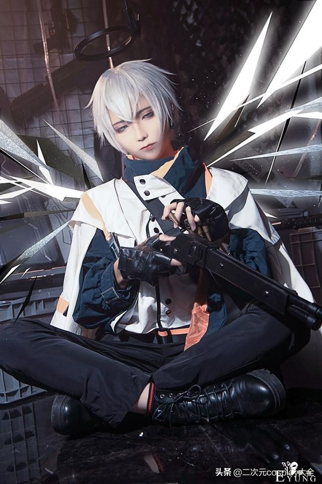 二次元神颜，《明日方舟》送葬人cos，凌厉线条真的太帅了-5.jpg