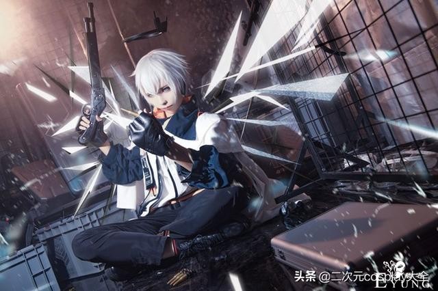 二次元神颜，《明日方舟》送葬人cos，凌厉线条真的太帅了-6.jpg