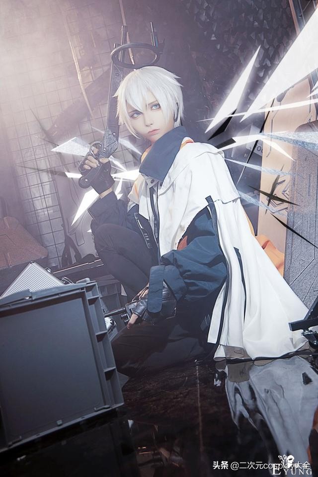 二次元神颜，《明日方舟》送葬人cos，凌厉线条真的太帅了-8.jpg