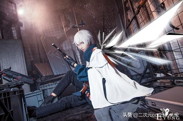 二次元神颜，《明日方舟》送葬人cos，凌厉线条真的太帅了-4.jpg