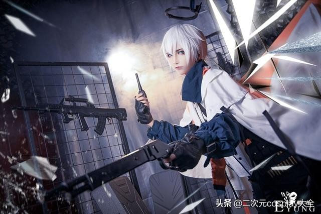 二次元神颜，《明日方舟》送葬人cos，凌厉线条真的太帅了-9.jpg