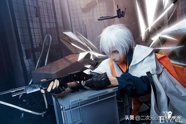 二次元神颜，《明日方舟》送葬人cos，凌厉线条真的太帅了-3.jpg