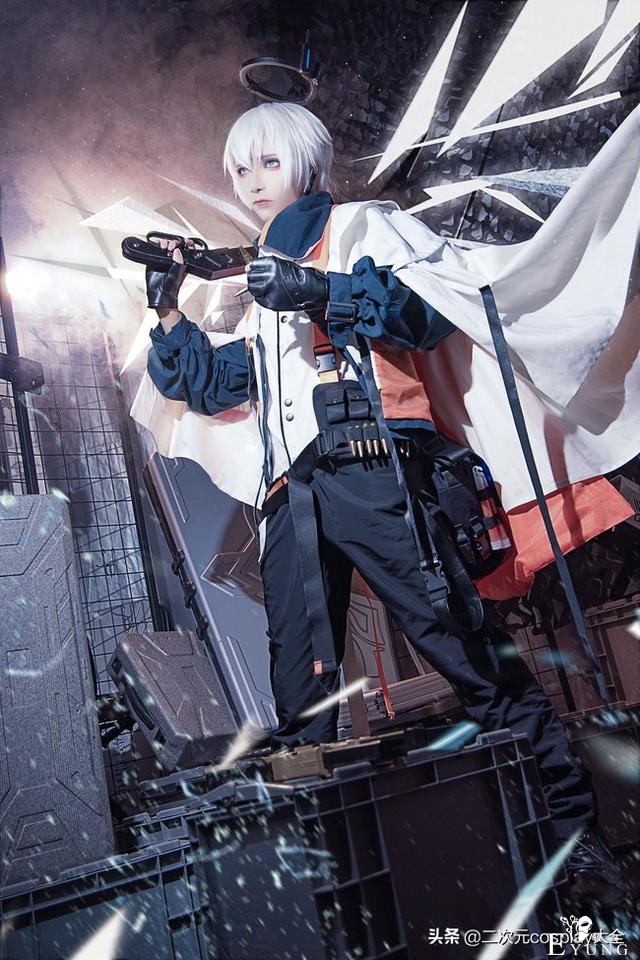 二次元神颜，《明日方舟》送葬人cos，凌厉线条真的太帅了-7.jpg