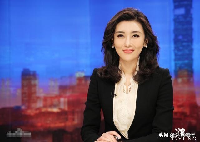 她凭舞蹈当上主持人，上节目少穿一件内衬，让张国立不敢对视-1.jpg