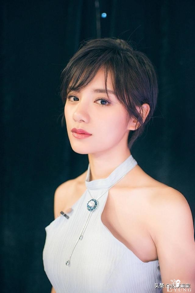 她凭舞蹈当上主持人，上节目少穿一件内衬，让张国立不敢对视-2.jpg
