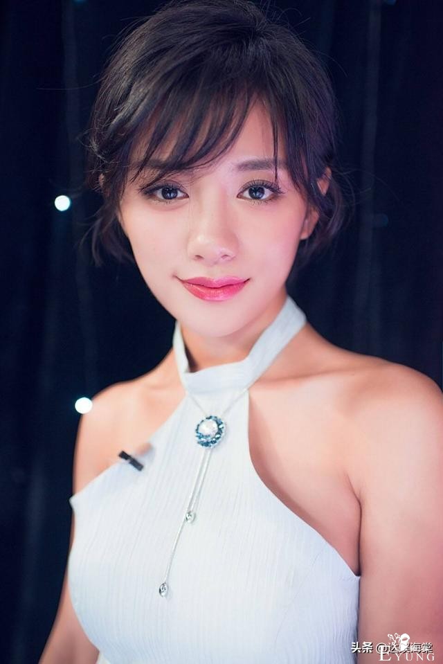 她凭舞蹈当上主持人，上节目少穿一件内衬，让张国立不敢对视-4.jpg