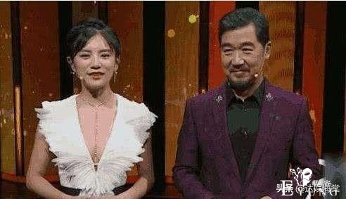 她凭舞蹈当上主持人，上节目少穿一件内衬，让张国立不敢对视-6.jpg