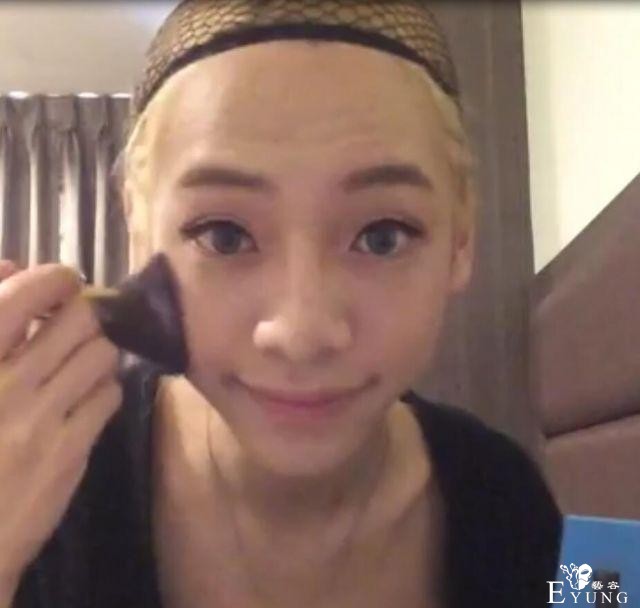 伪娘Kiwebaby直播穿衣变装 转身后亮了！-14.jpg