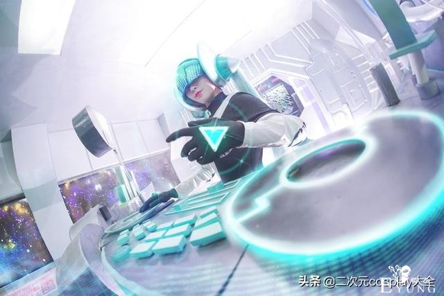 《英雄联盟》琴瑟仙女cos，科技效果好看到飞起，大片感十足-6.jpg