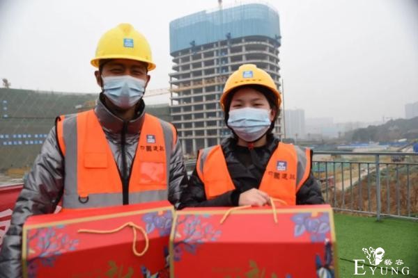 “回家有风险，钱包还会扁！”武汉这些横幅花式留人-13.jpg
