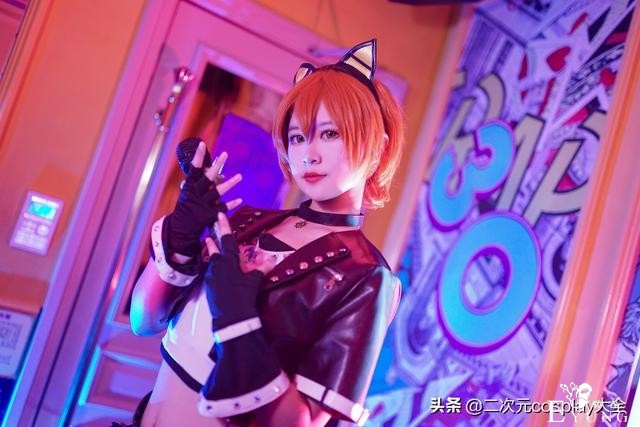 摇滚觉醒星空凛cos，甜系酷女孩，舞台上闪闪发光-2.jpg