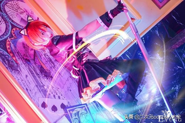 摇滚觉醒星空凛cos，甜系酷女孩，舞台上闪闪发光-5.jpg