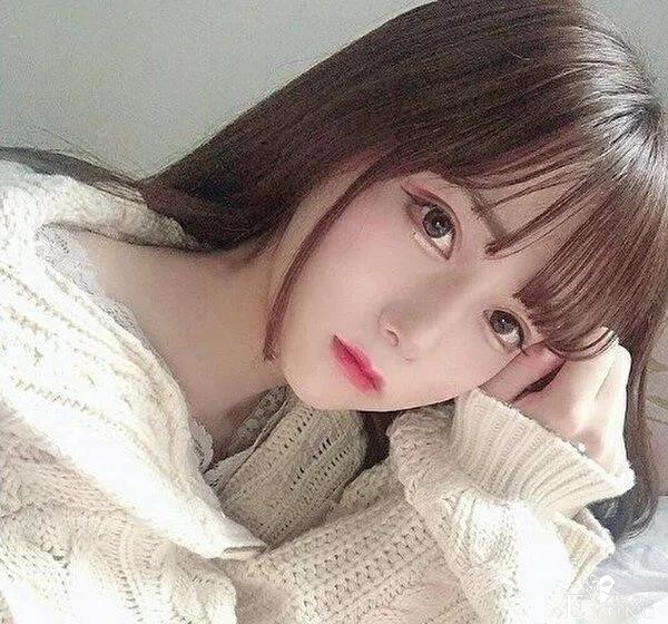 17岁高中生“男扮女装”，因长相甜美吸粉无数，女生都自愧不如-1.jpg