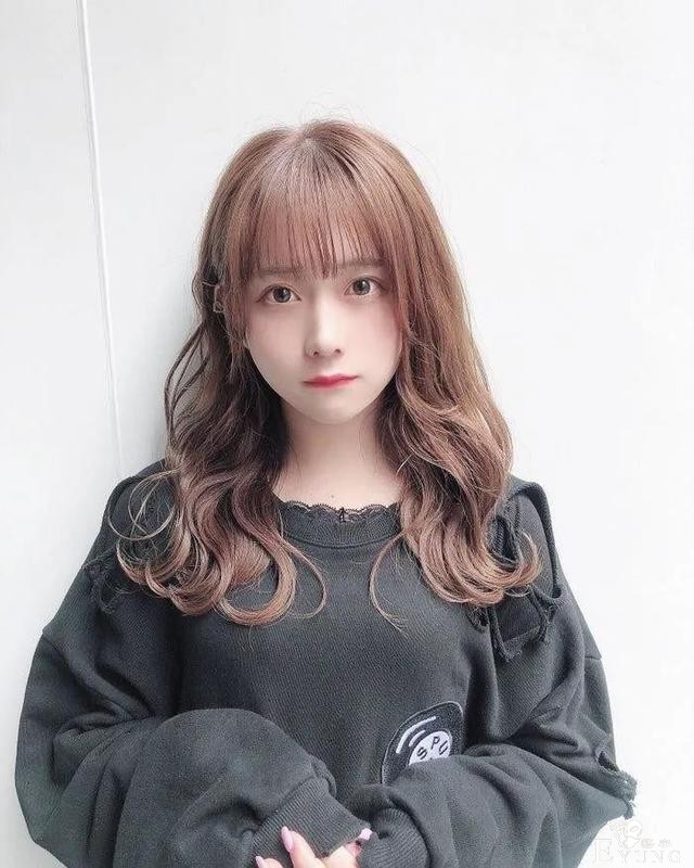 17岁高中生“男扮女装”，因长相甜美吸粉无数，女生都自愧不如-2.jpg