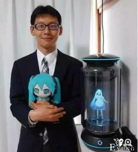 日本网友制作出可以摸的VR女友，怎么感觉好凄惨-1.jpg