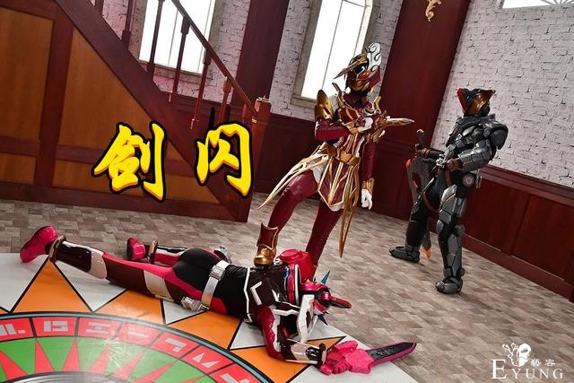 假面骑士圣刃25话，玲花变身美女骑士，剑闪被虐趴美女脚下吃瘪-4.jpg
