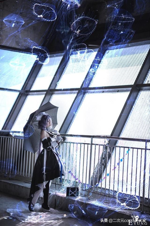 《明日方舟》絮雨cos，气质魅力可人，场景氛围太过惊艳-5.jpg