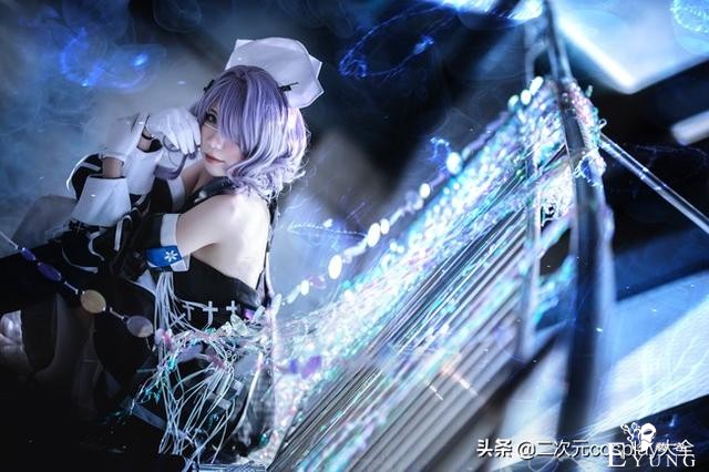 《明日方舟》絮雨cos，气质魅力可人，场景氛围太过惊艳-12.jpg