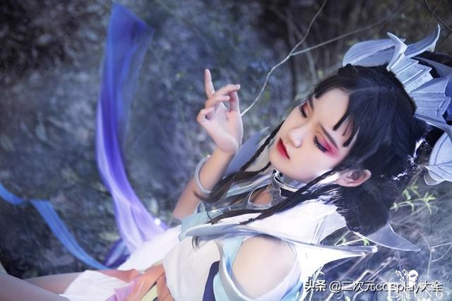 《王者荣耀》​白晶晶芈月cos，神态魅力亮眼，迷人又妖魅-4.jpg