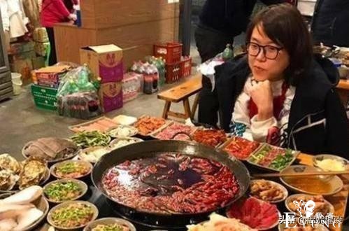 网红“浪胃仙”男扮女装留美甲，长得像女生，开口就露馅-2.jpg