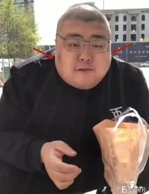 网红“浪胃仙”男扮女装留美甲，长得像女生，开口就露馅-4.jpg
