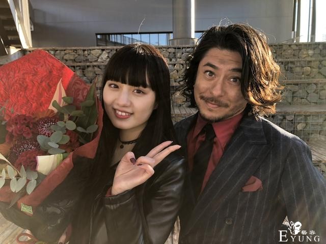 《假面骑士01》外传亚兹收花照曝光，亚兹变胖兹，坏女人依旧美-3.jpg