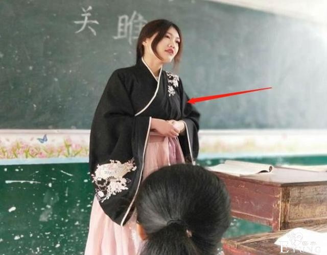 当95后当上了老师，穿JK制服、汉服上课引起争议-2.jpg