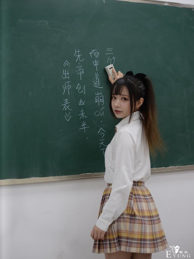 当95后当上了老师，穿JK制服、汉服上课引起争议-1.jpg