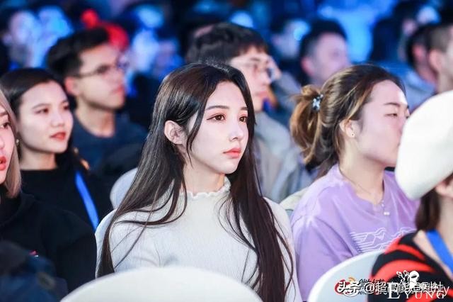 女装大佬宣布“变性”成功，结果却被秒打脸-16.jpg