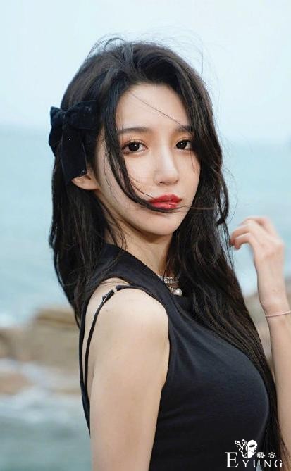 男子为门票半价扮成女装大佬，中途假发脱落，尴尬在场却获优惠-4.jpg