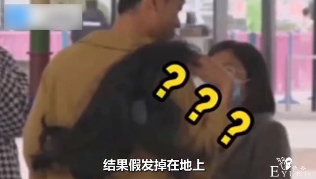 男子为门票半价扮成女装大佬，中途假发脱落，尴尬在场却获优惠-2.jpg