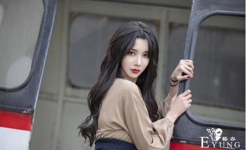 男子为门票半价扮成女装大佬，中途假发脱落，尴尬在场却获优惠-7.jpg