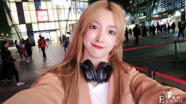 男子为门票半价扮成女装大佬，中途假发脱落，尴尬在场却获优惠-6.jpg