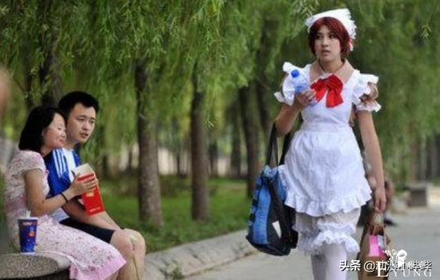 男生寝室里“女装大佬”倍增，室友尴尬又激动，这日子越来越难过-1.jpg