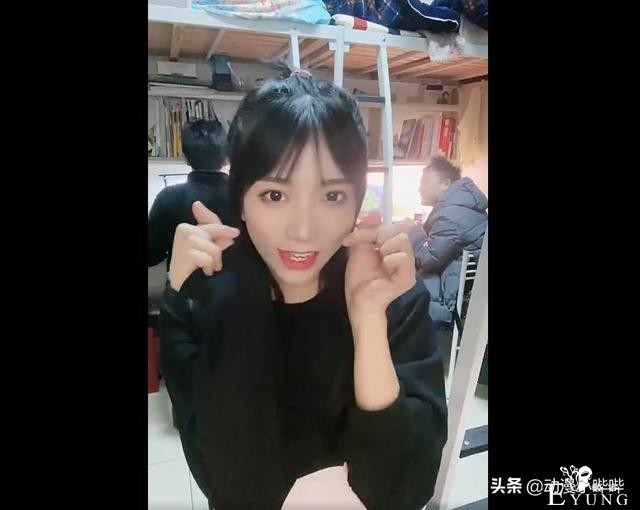 男生寝室里“女装大佬”倍增，室友尴尬又激动，这日子越来越难过-8.jpg