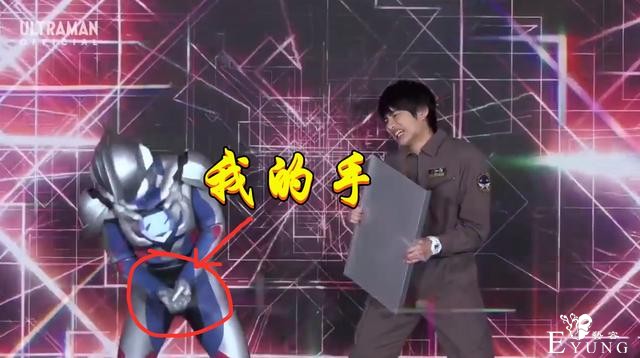 泽塔奥特曼上演“钢板铁拳”，一拳下去差点骨折，遥辉竟然偷着笑-5.jpg