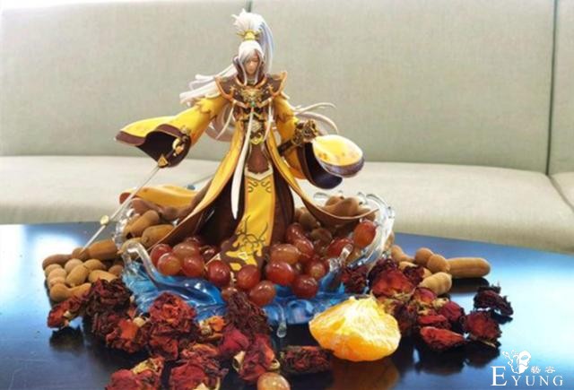 本以为拿手办压泡面已经很“炫富”了，没想到还有当果盘的-3.jpg