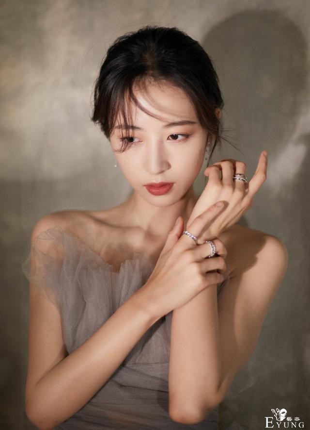 当红男星“性转版”女装照：张哲瀚像刘心悠，肖战撞脸石原里美-19.jpg