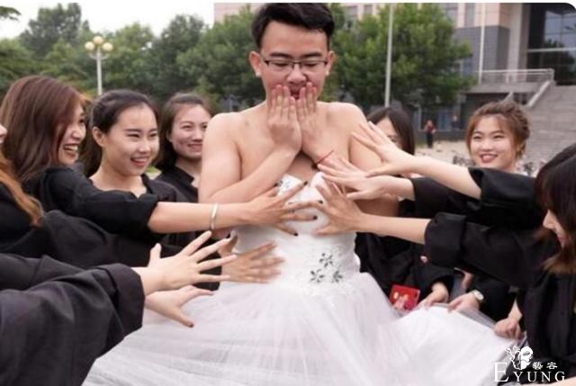 大学“班宠”男扮女装走红，身边美女环绕，网友调侃：小伙有远见-2.jpg
