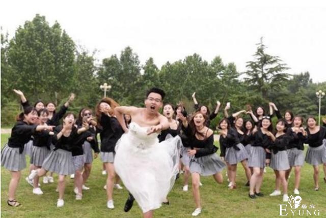 大学“班宠”男扮女装走红，身边美女环绕，网友调侃：小伙有远见-3.jpg