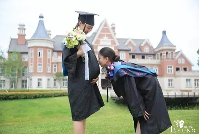 大学“班宠”男扮女装走红，身边美女环绕，网友调侃：小伙有远见-1.jpg