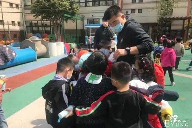 大学“班宠”男扮女装走红，身边美女环绕，网友调侃：小伙有远见-4.jpg